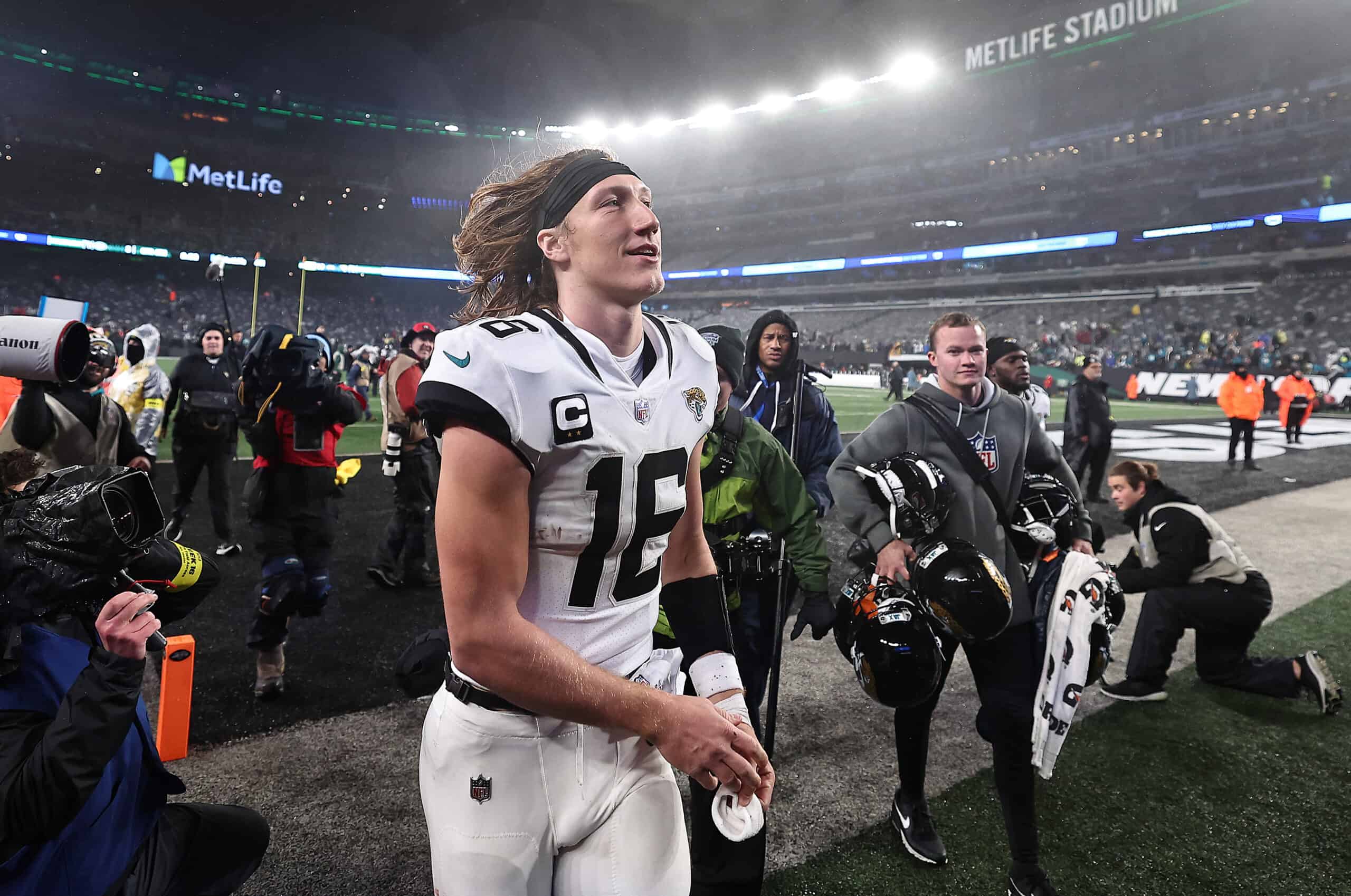 NFL Analyst Names The Top-5 QBs Under 25