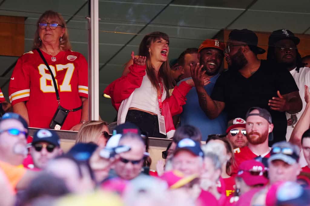 Mavericks Owner Has Hilarious Proposal For Taylor Swift