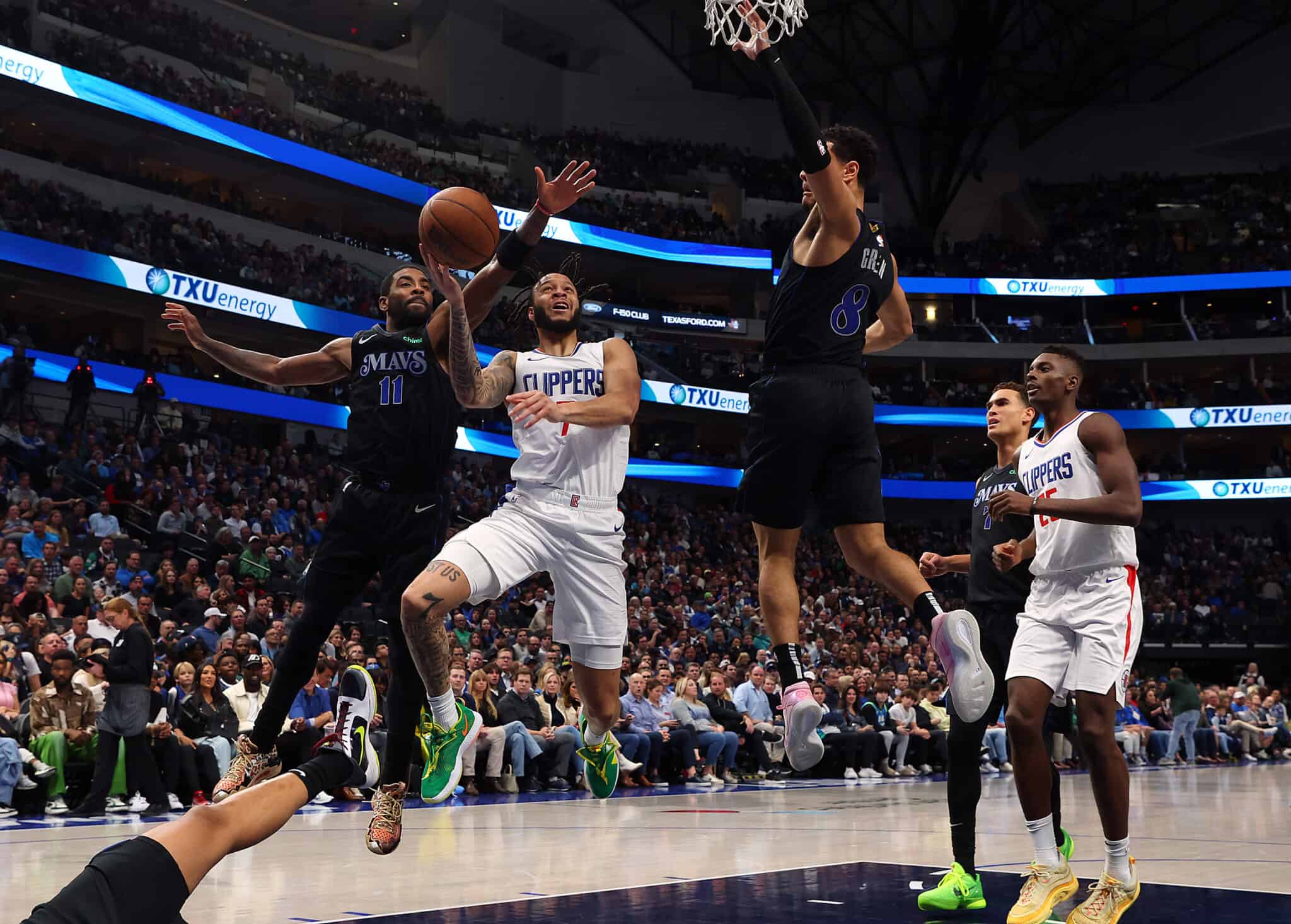 Mavericks Star Shows Support To Struggling Clippers