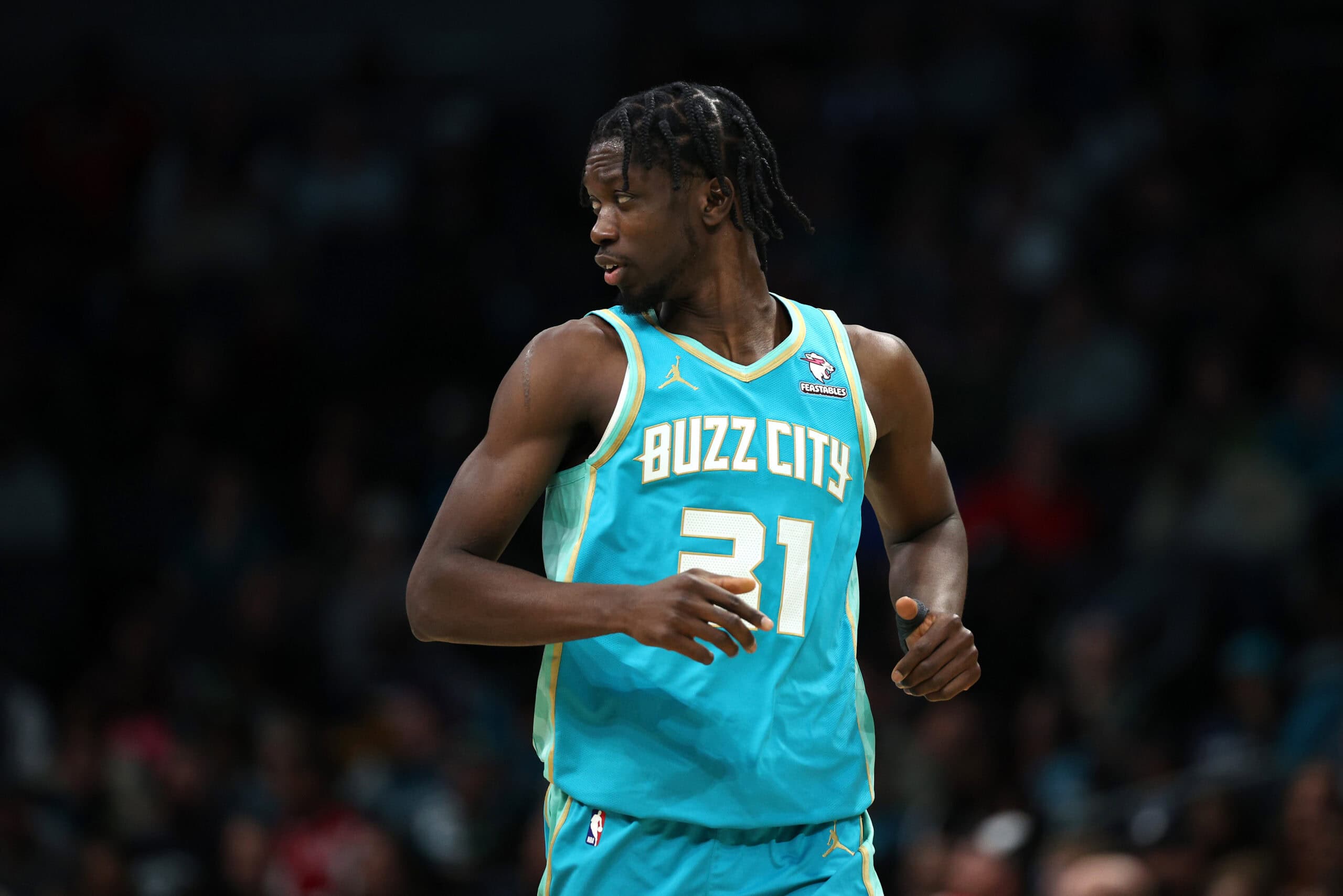 Spurs Are Signing Former Hornets Center