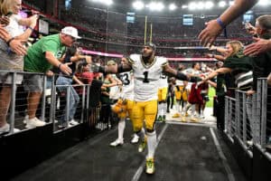 GLENDALE, ARIZONA - OCTOBER 19: Micah Parsons #1 of the Green Bay Packers celebrates after his team's 27-23 victory against the Arizona Cardinals at State Farm Stadium on October 19, 2025 in Glendale, Arizona.